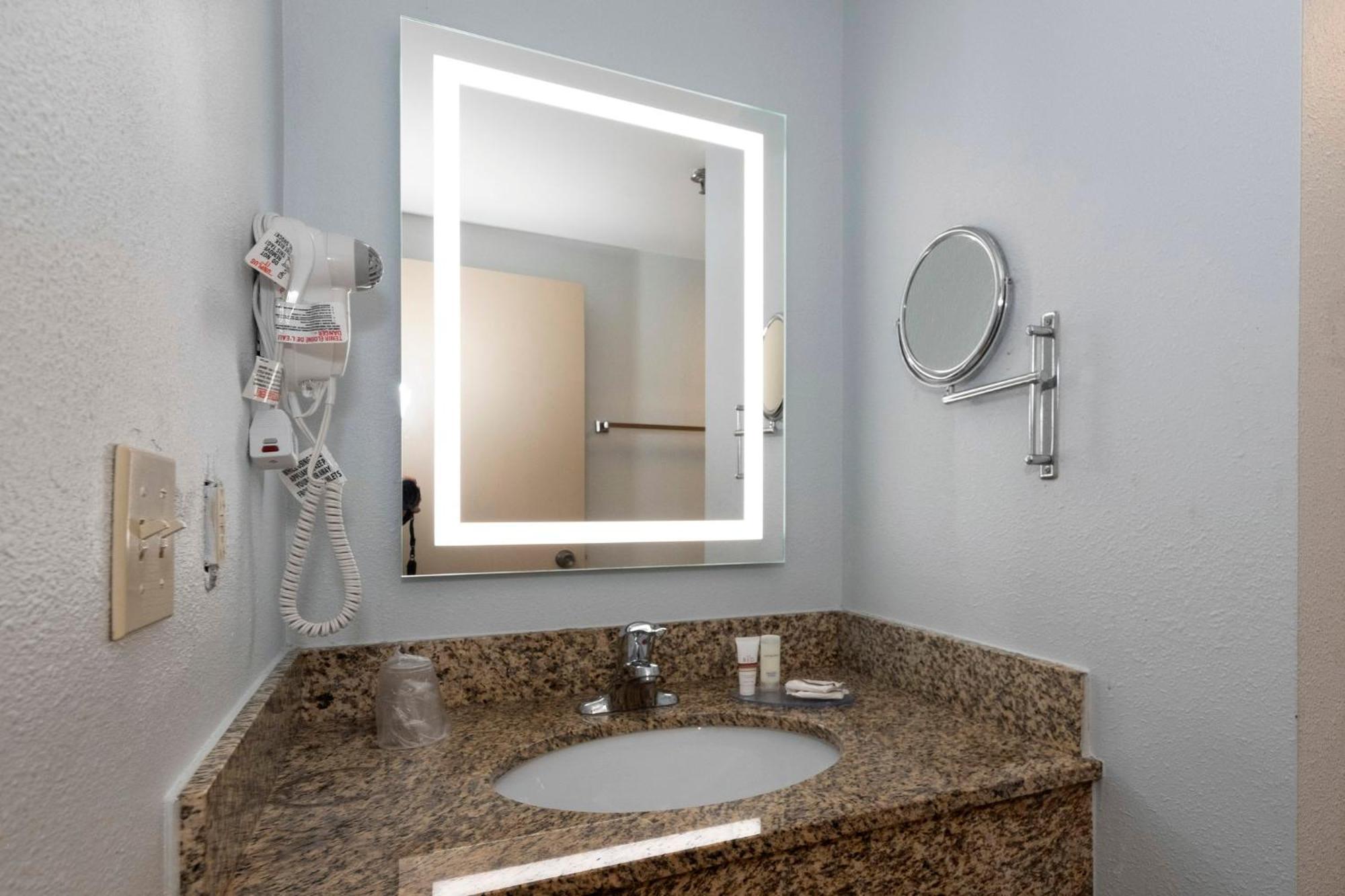 Red Roof Inn & Suites Wilmington - New Castle Bagian luar foto